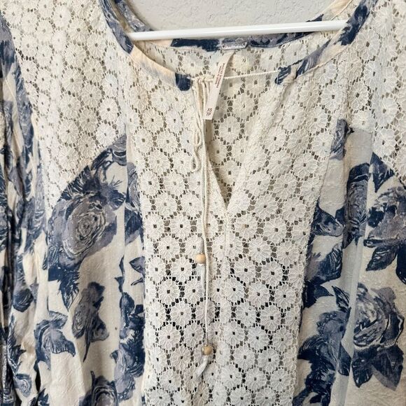 Free People Blue White Floral Lace Oversized Peasant Blouse - Size XS - EUC - Picture 3 of 8